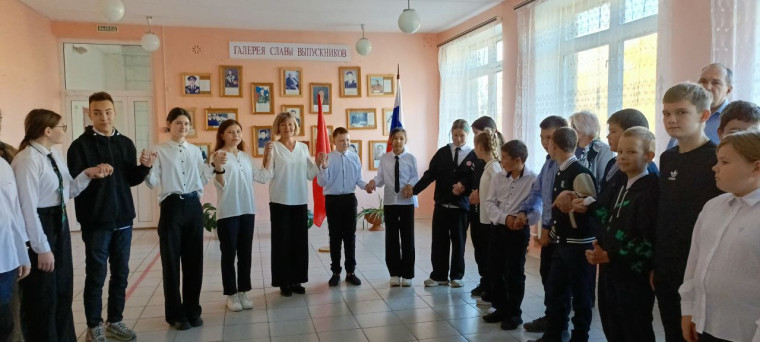 Сегодня мы пели Гимн и держались за руки..